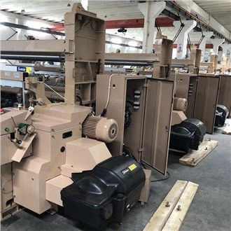 Stroj na tkaní tkanin airbagů